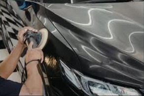 Pulido con máquina sobre el capot negro de un auto en RS-Detallados